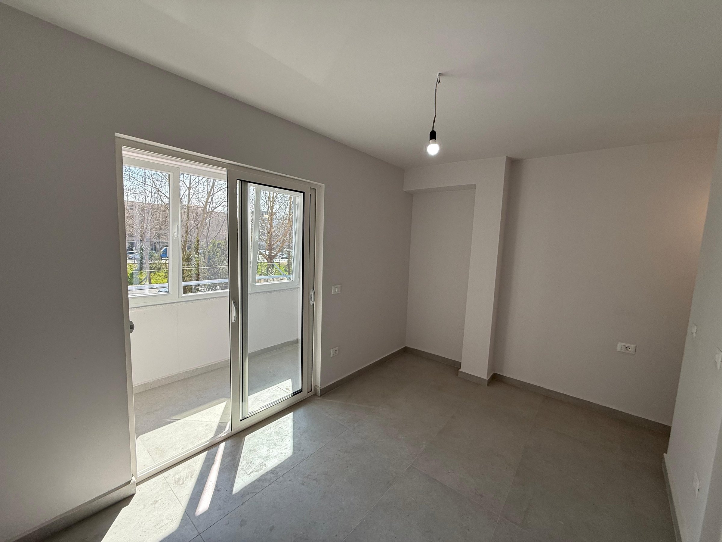 Qira, Ambient Biznesi, Brryli, 80,000 Lek/muaj Neto