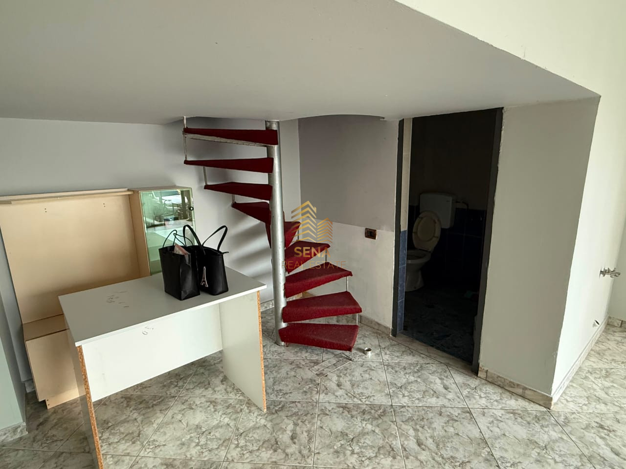Shitet, Njesi Biznesi 29m2, Rruga 5 Maji, 6,300,000 Lek