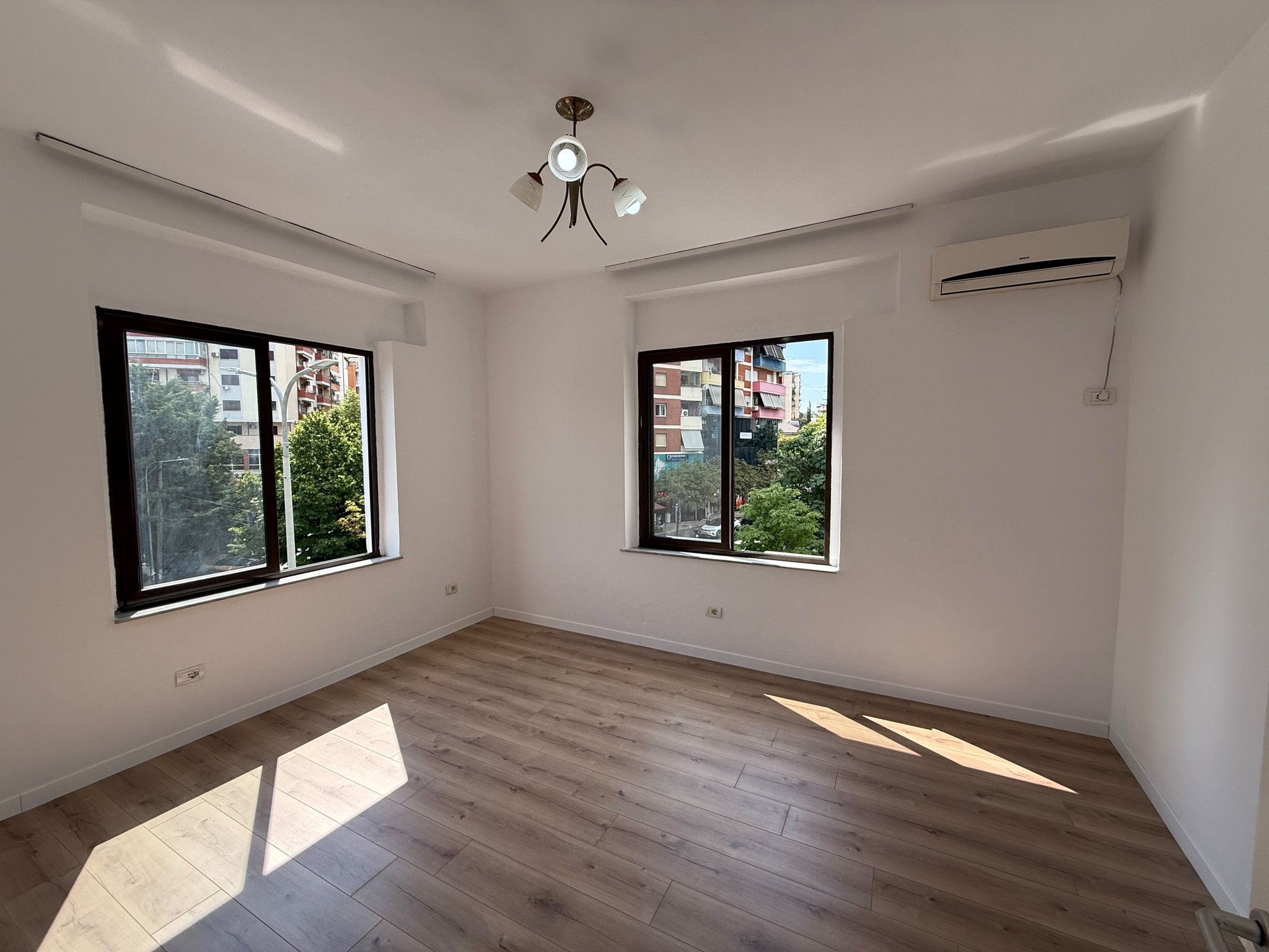 Qira, Ambient Biznesi 3+1+2blk, Rruga e Elbasanit, 800 Euro/muaj Neto