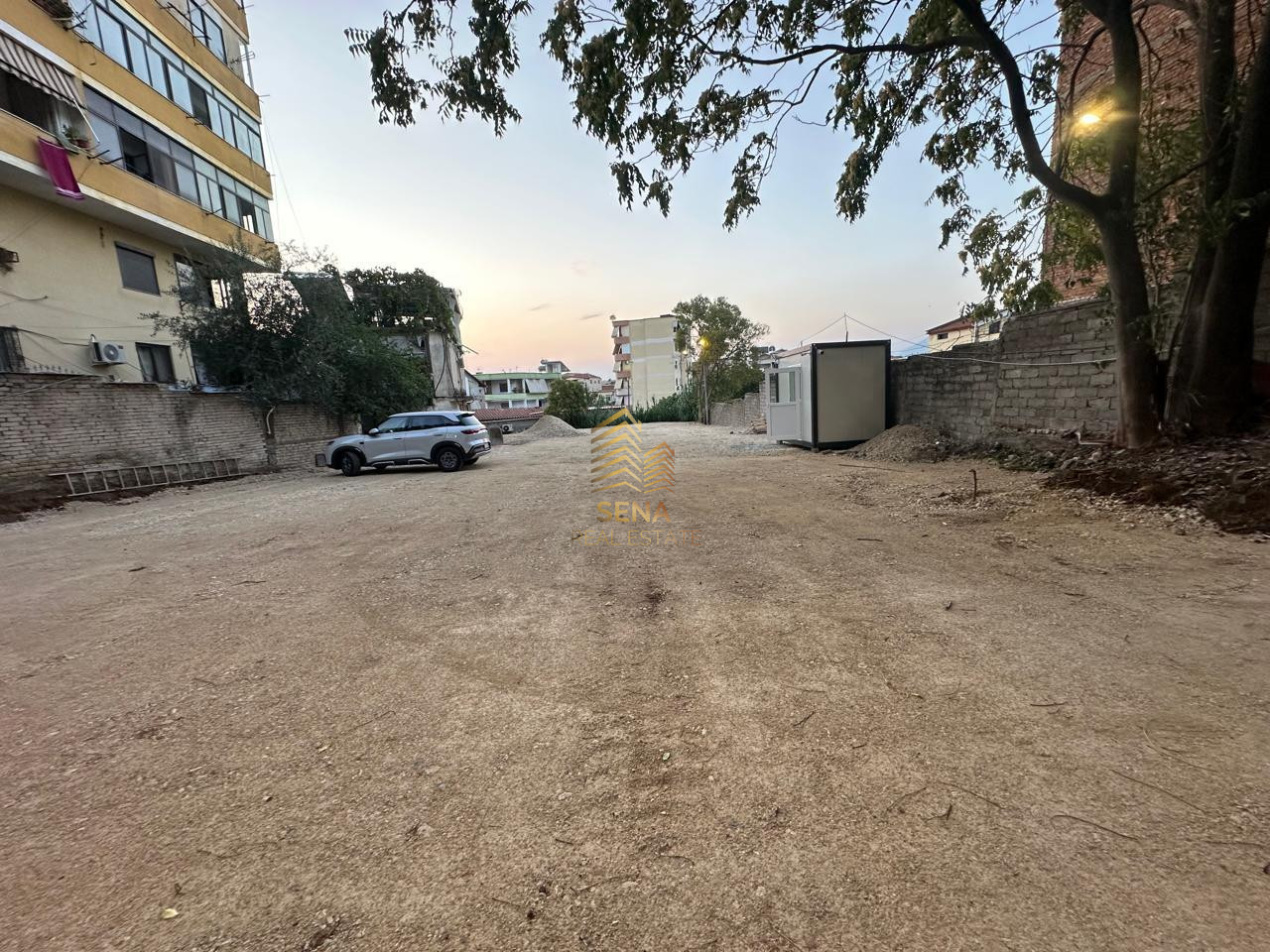 Jepet me qira Toke 900m², Rruga E Dibres -Prane QSUT, 3500 Euro/Muaj