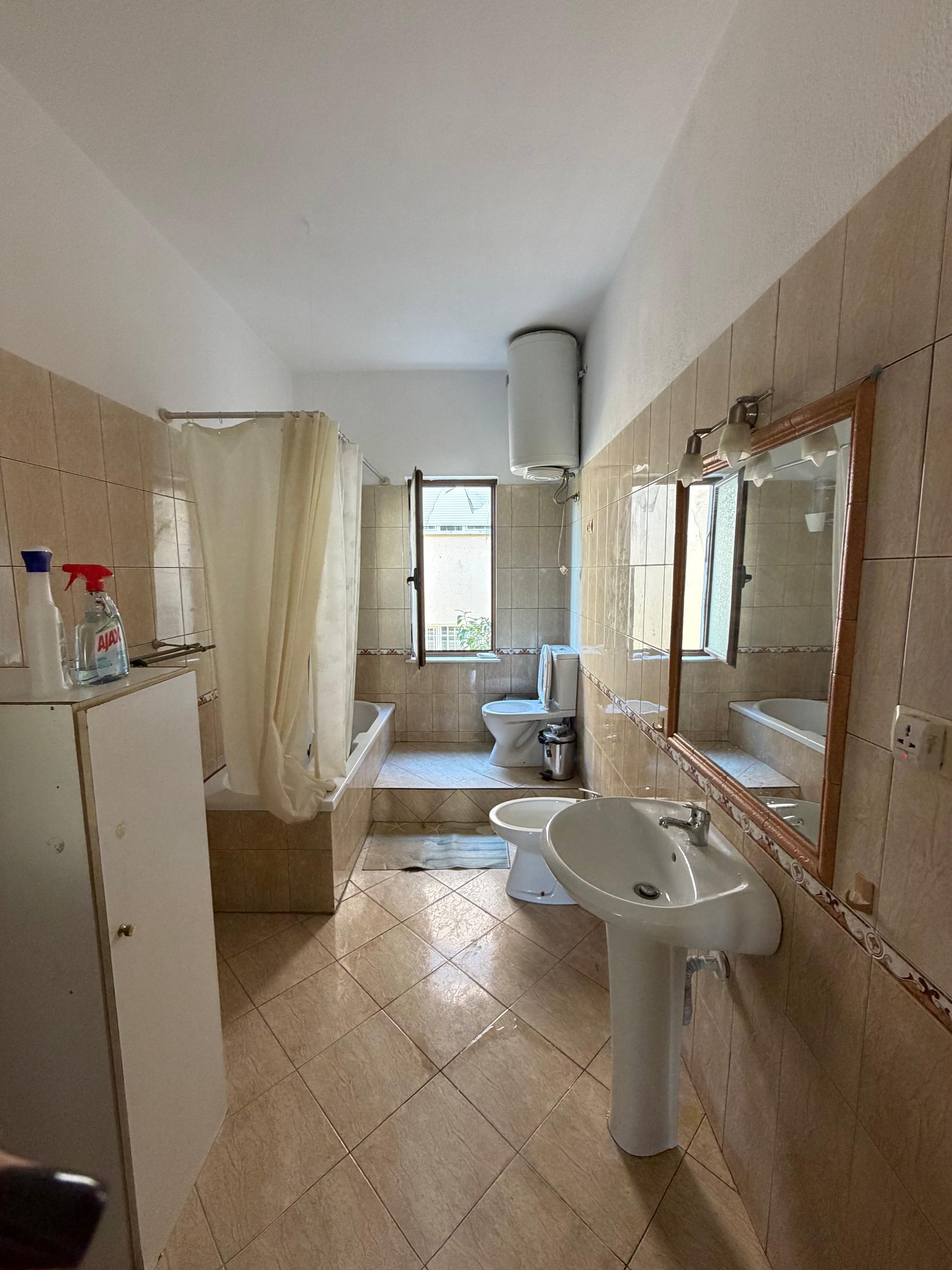 Qira, Hyrje Private, 2+1+blk+ Post Parkimi, Spital Amerikan 2, 52.000 Leke/muaj