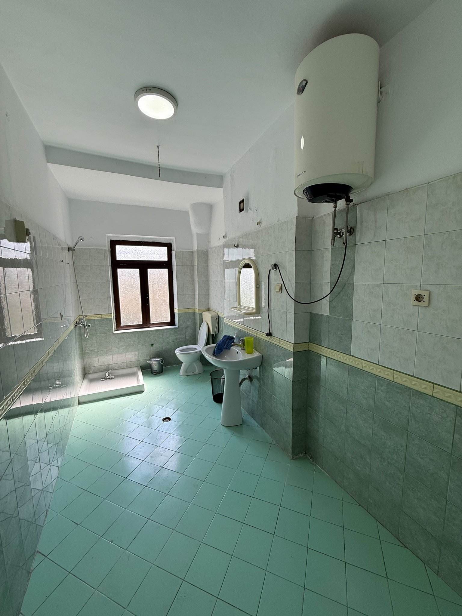 Qira, Ambient Biznesi 3+1+2blk, Rruga e Elbasanit, 800 Euro/muaj Neto