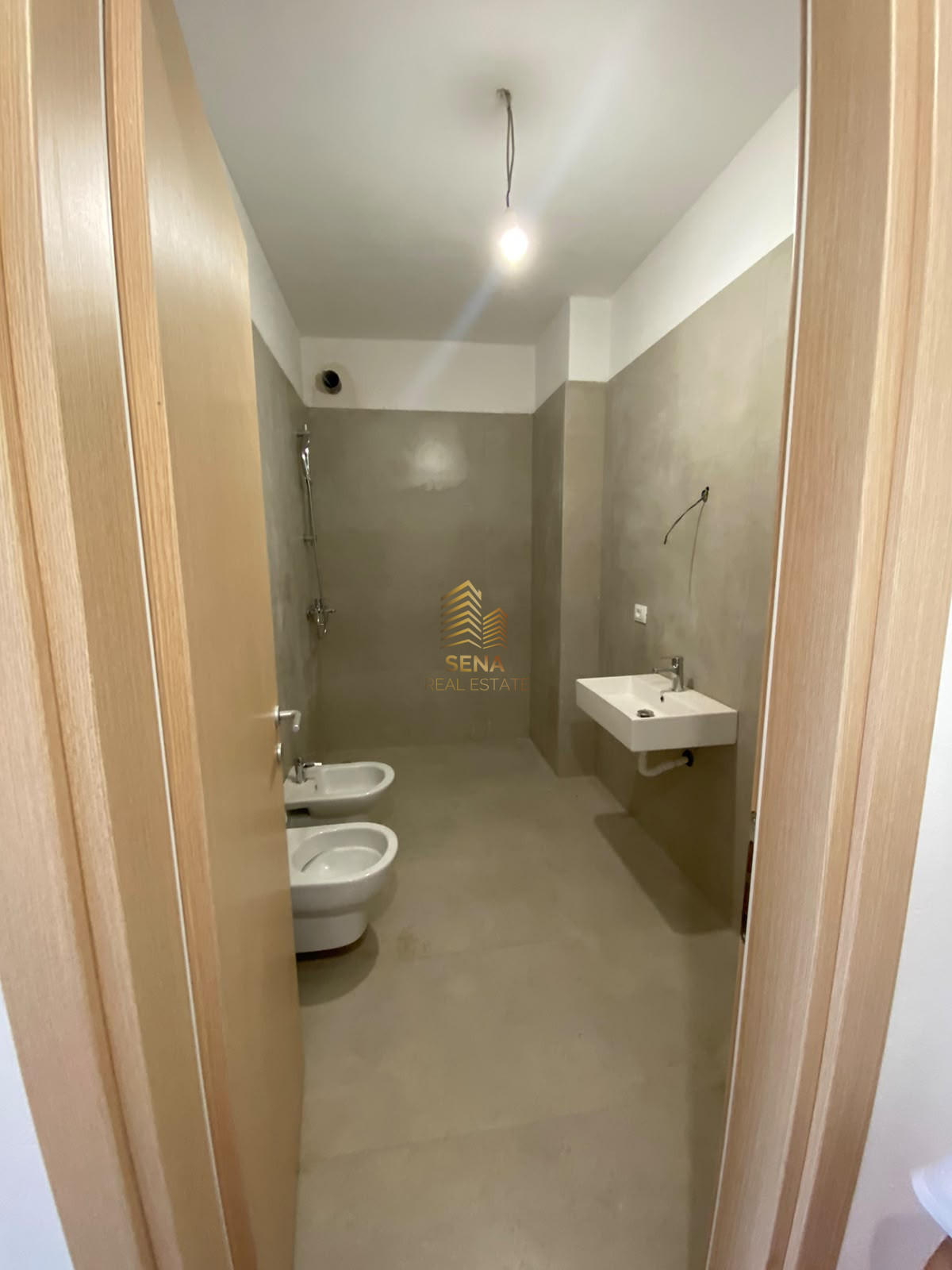 Qira, Ambient biznesi, 5 Maji – Kompleksi ”Tirana Uptown”, 42.000 Lek/muaj