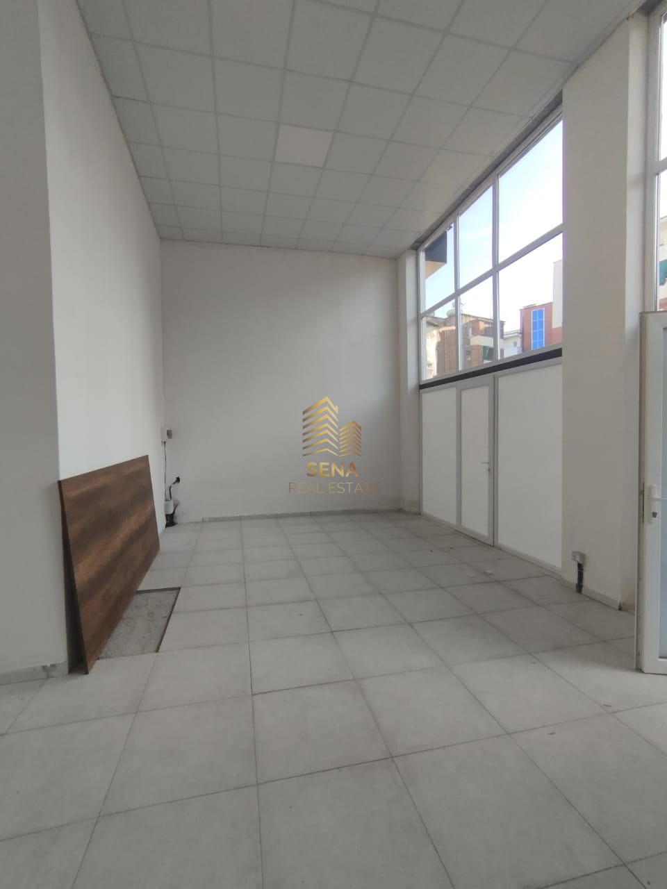 Shitet,Ambient biznesi, Fresk, 100.000 Euro