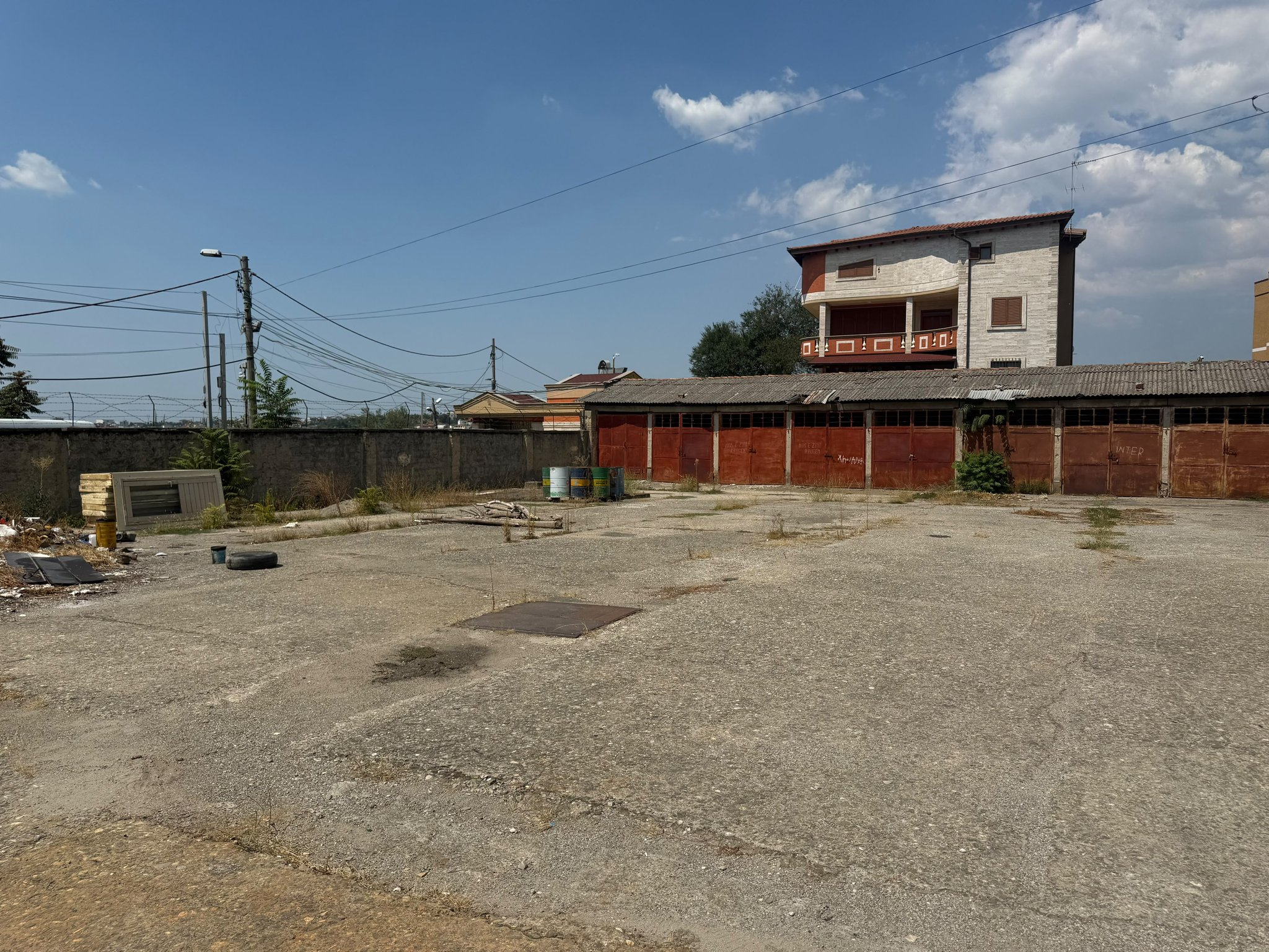 Jepet me qira Toke/Vendparkim per 30 automjete, Kinostudio, 1000 Euro/Muaj