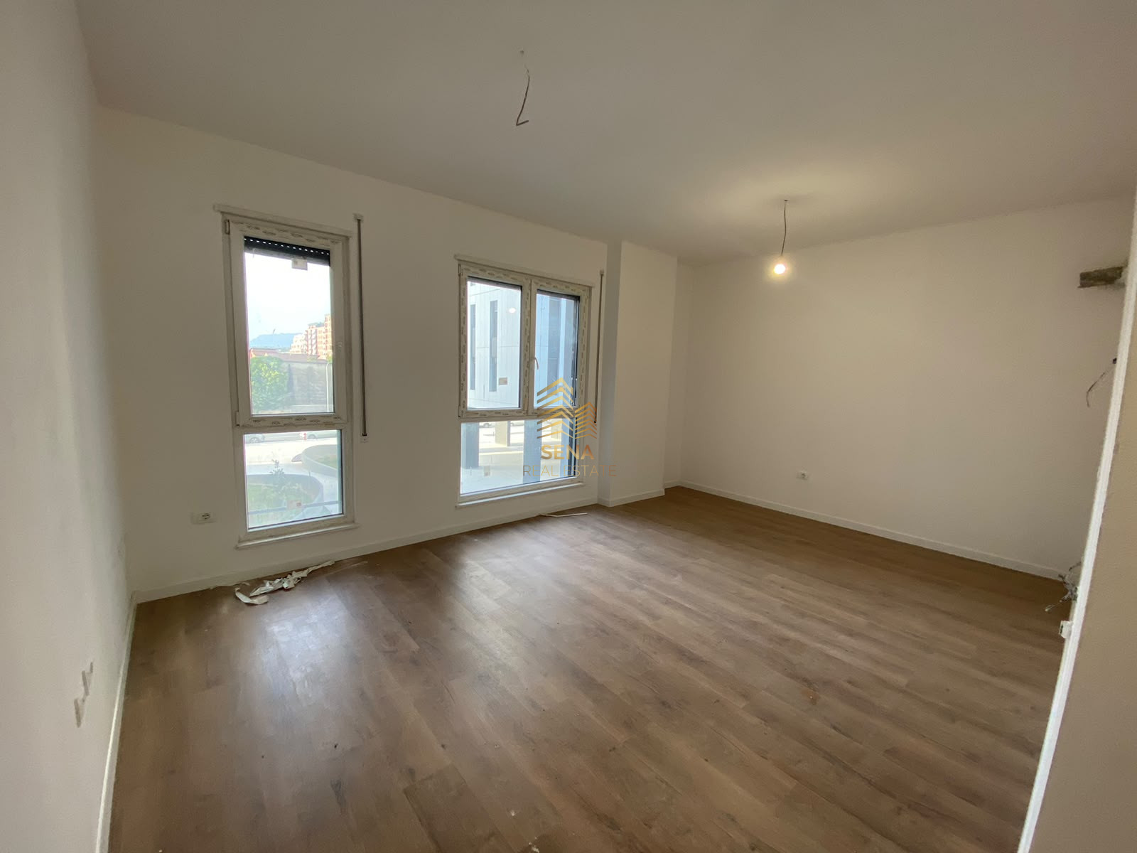 Qira, Ambient biznesi, 5 Maji – Kompleksi ”Tirana Uptown”, 42.000 Lek/muaj