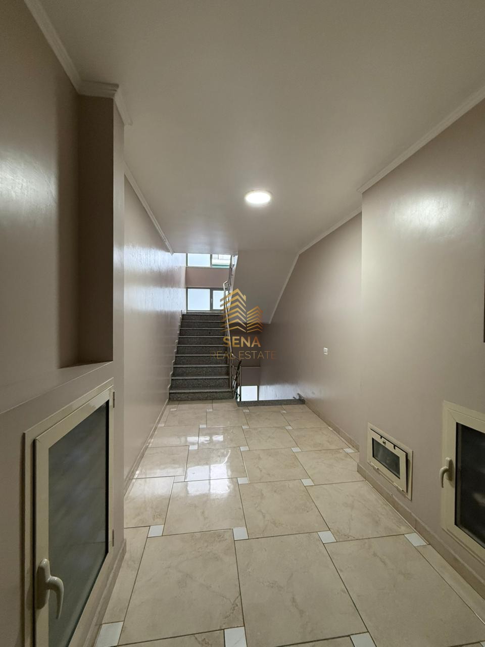 Qira, Ambient biznesi/zyre, Komuna e Parisit, 1000 Euro/muaj