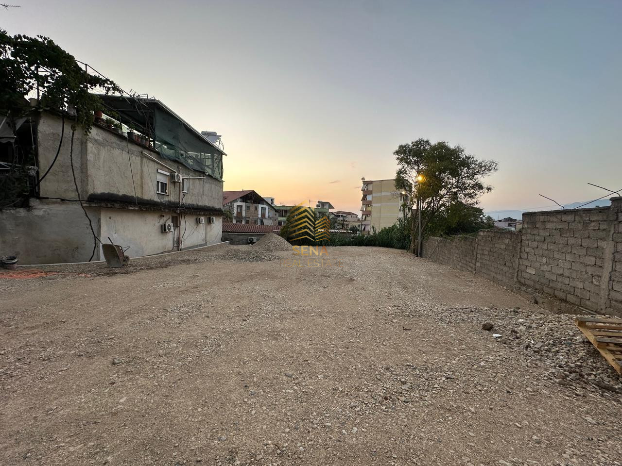 Jepet me qira Toke 900m², Rruga E Dibres -Prane QSUT, 3500 Euro/Muaj