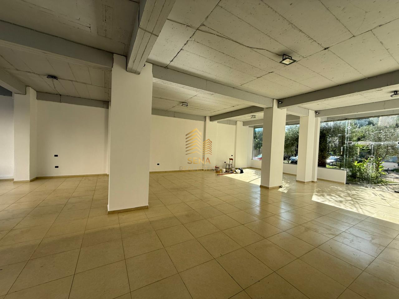 Qira, Ambient Biznesi 164m², Astir – prane Urban Gate, 1100 Euro/muaj