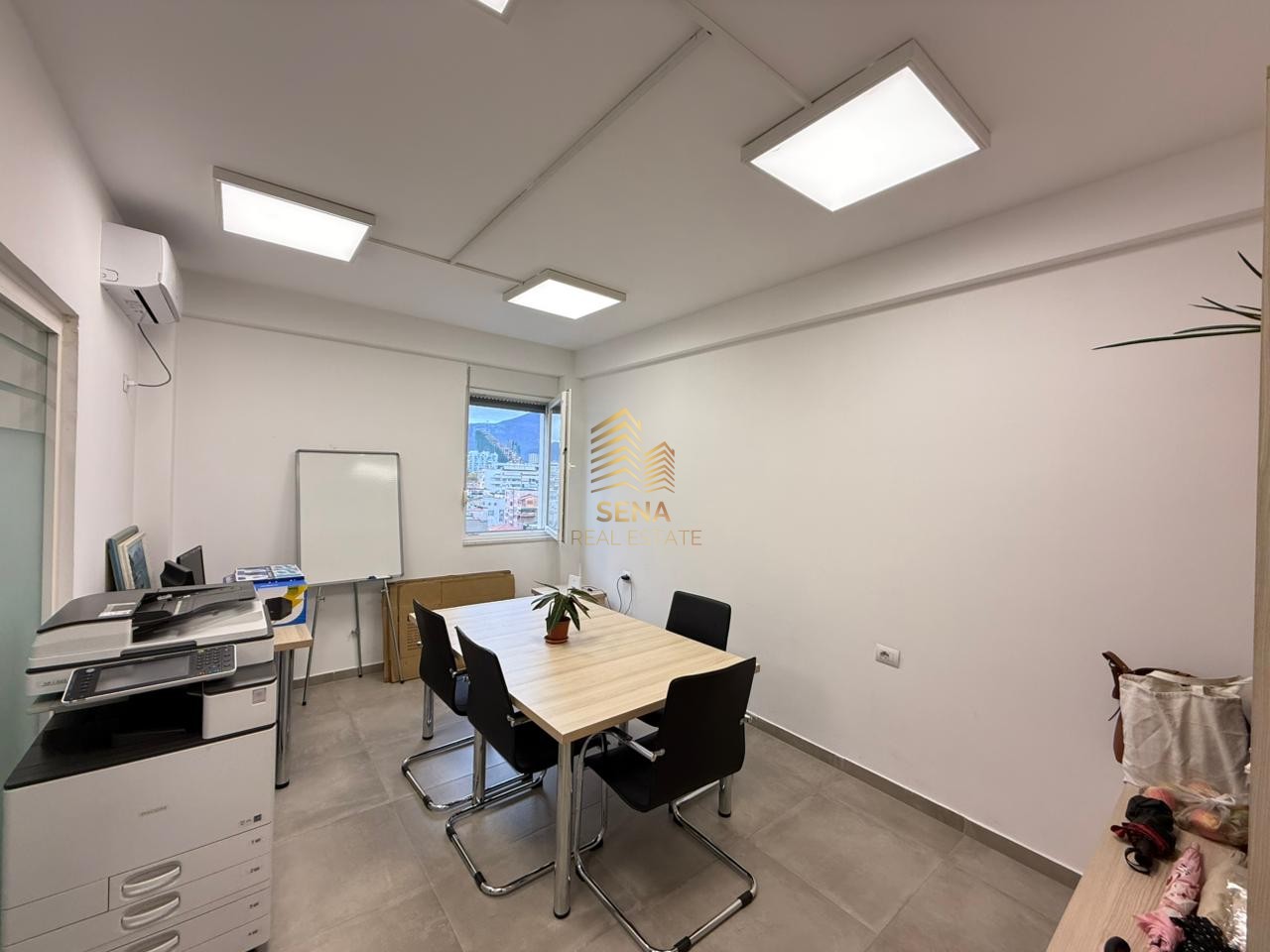 Qira, Ambient biznesi/zyre, Komuna e Parisit, 1000 Euro/muaj
