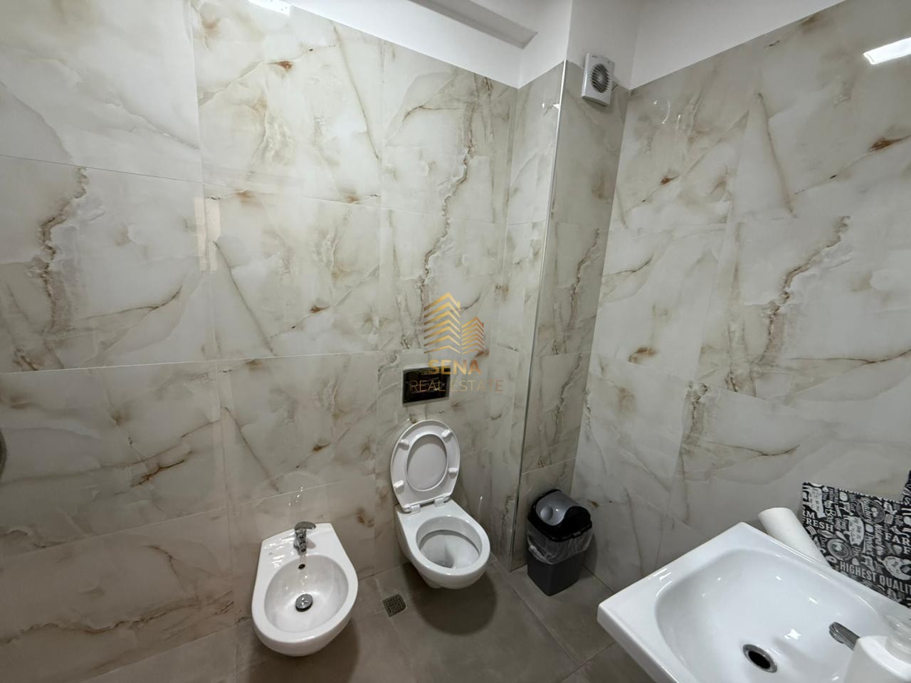 Qira, Ambient biznesi/zyre, Komuna e Parisit, 1000 Euro/muaj