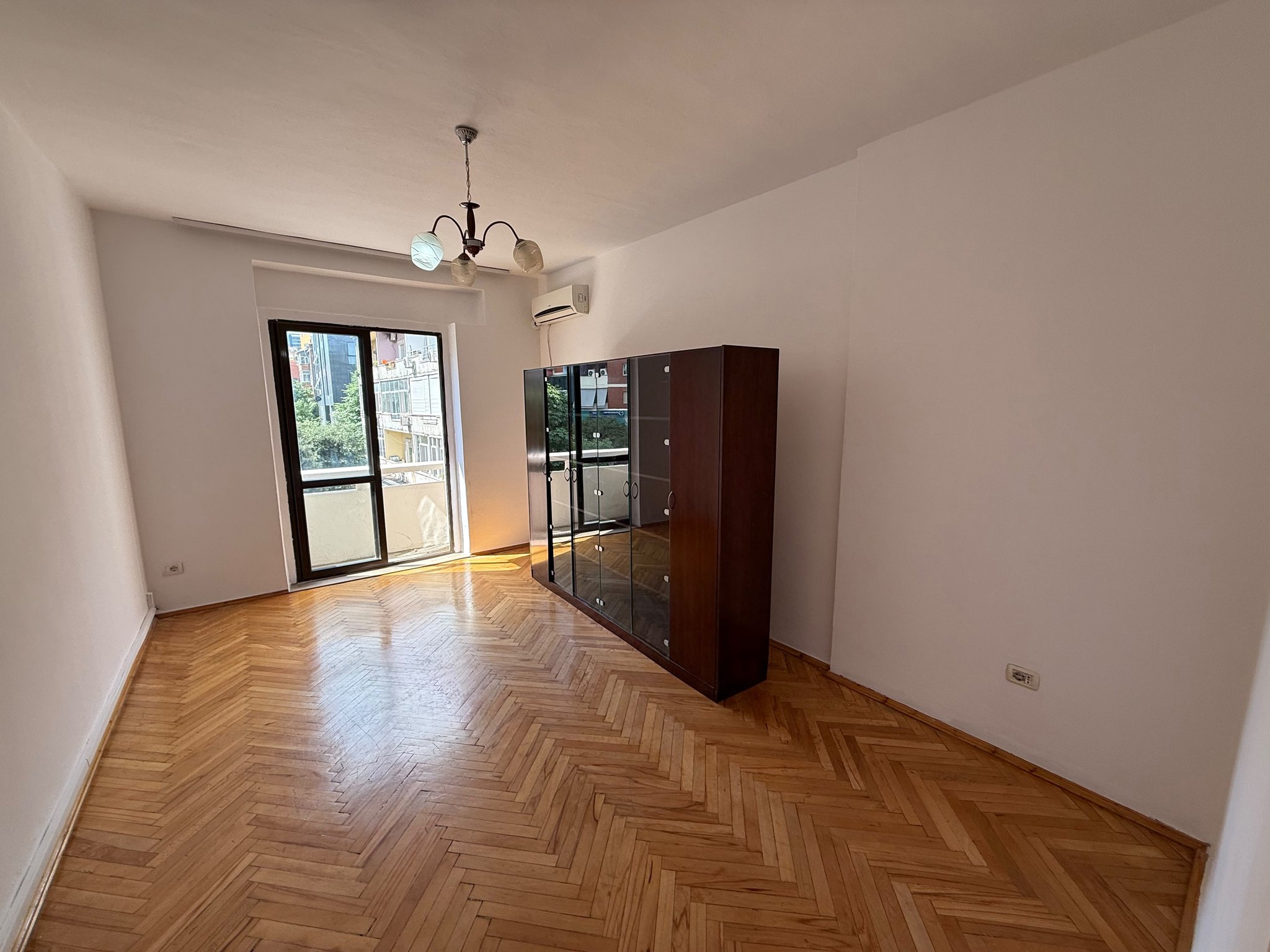 Qira, Ambient Biznesi 3+1+2blk, Rruga e Elbasanit, 800 Euro/muaj Neto