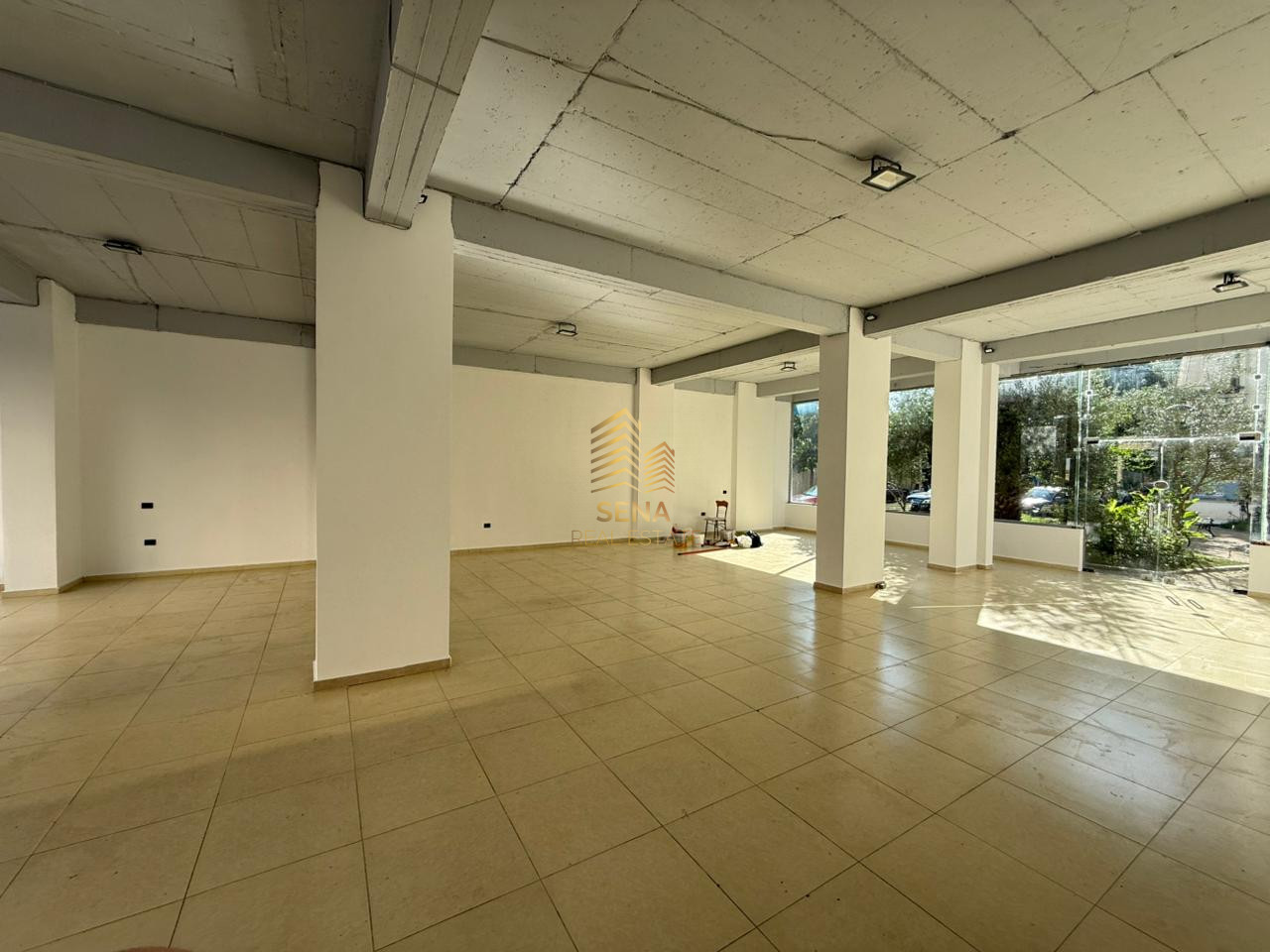 Qira, Ambient Biznesi 164m², Astir – prane Urban Gate, 1100 Euro/muaj