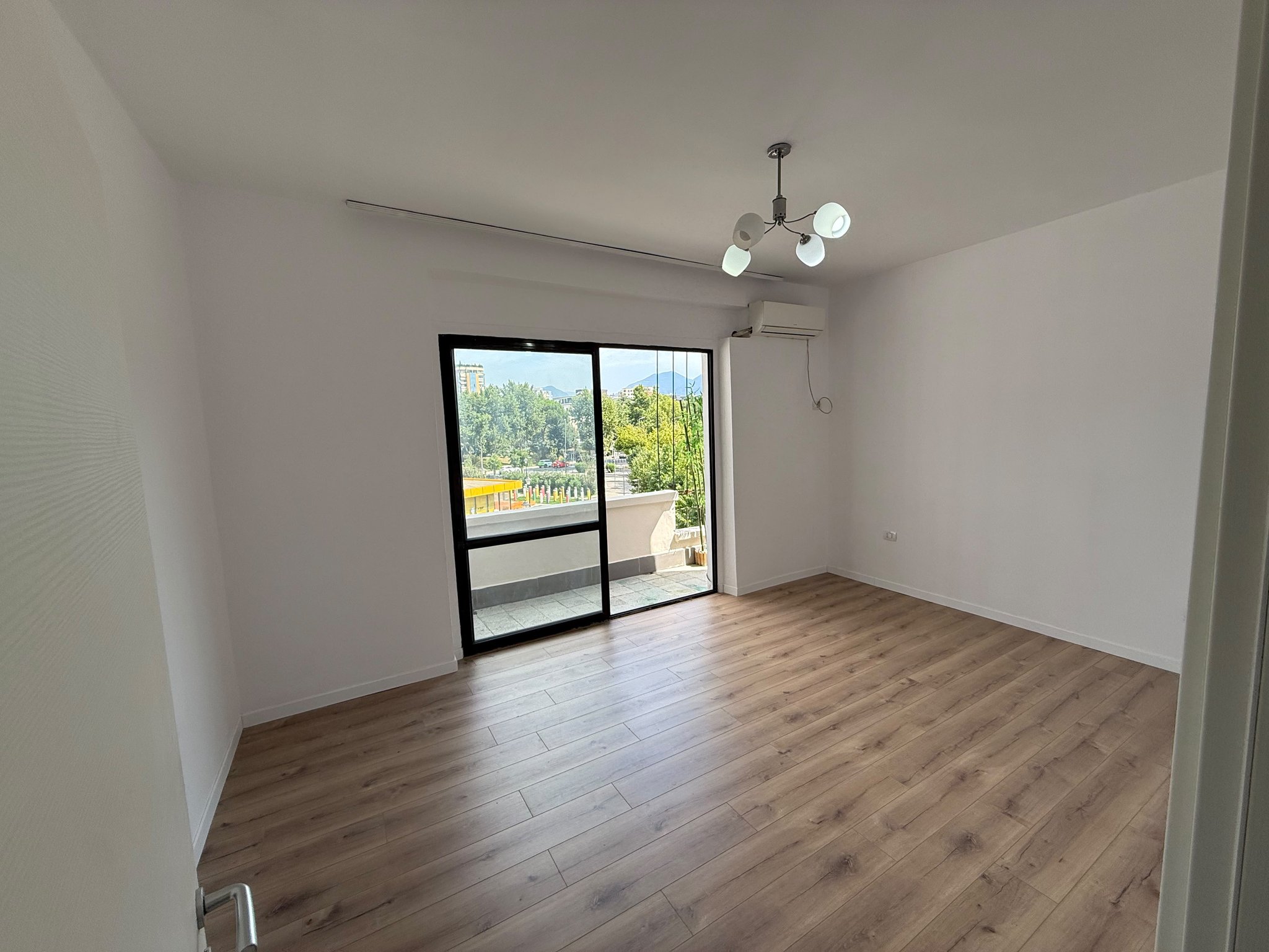 Qira, Ambient Biznesi 3+1+2blk, Rruga e Elbasanit, 800 Euro/muaj Neto