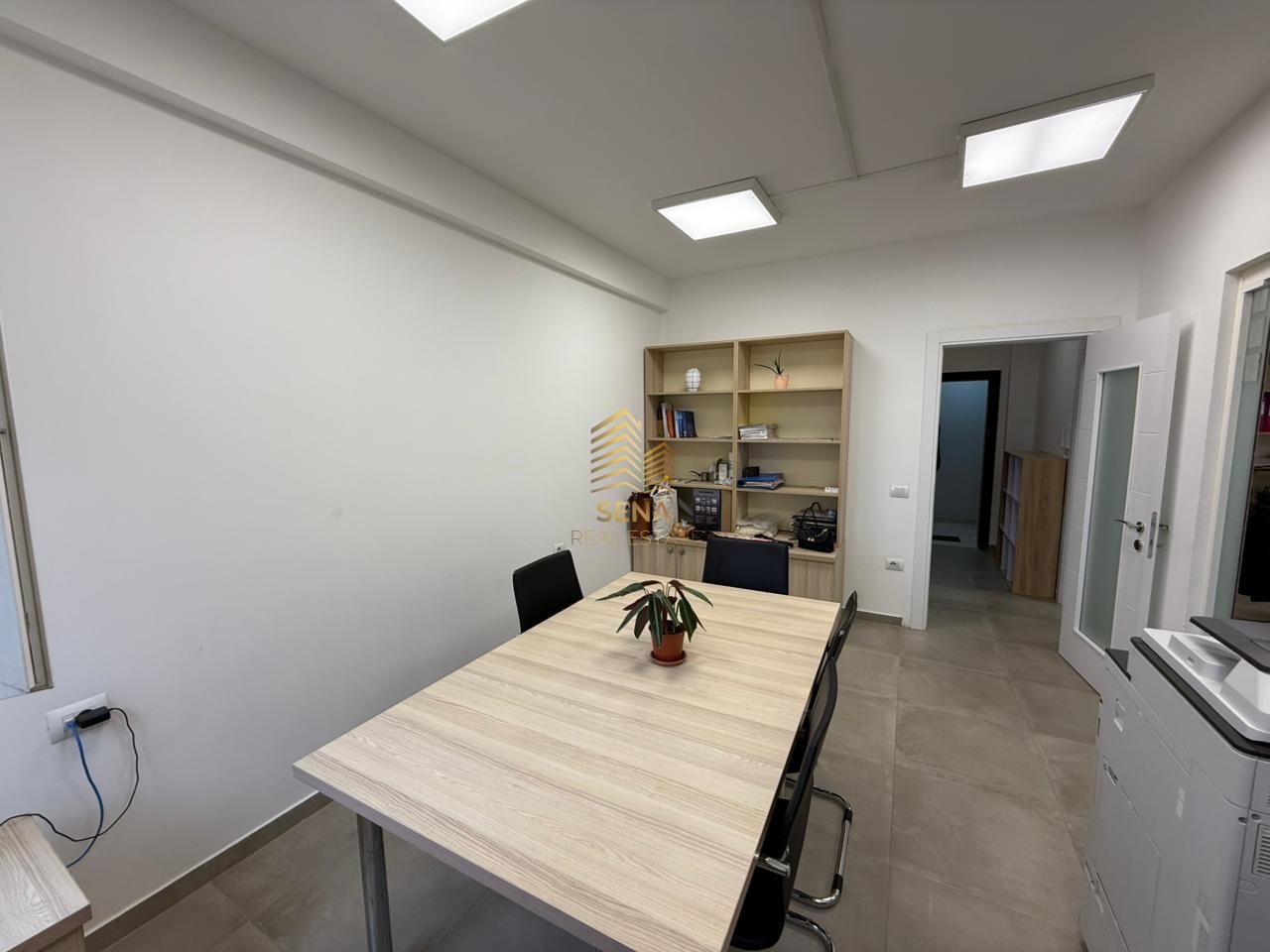 Qira, Ambient biznesi/zyre, Komuna e Parisit, 1000 Euro/muaj