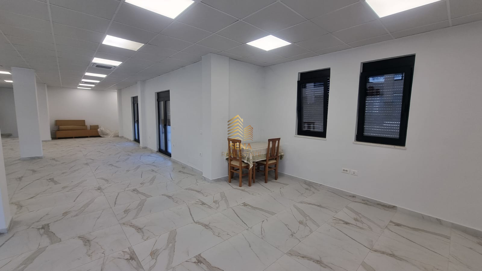 Qira, Ambient Biznesi 350m², Rrethrrotullimi i TEG, 2500 Euro/Muaj Neto