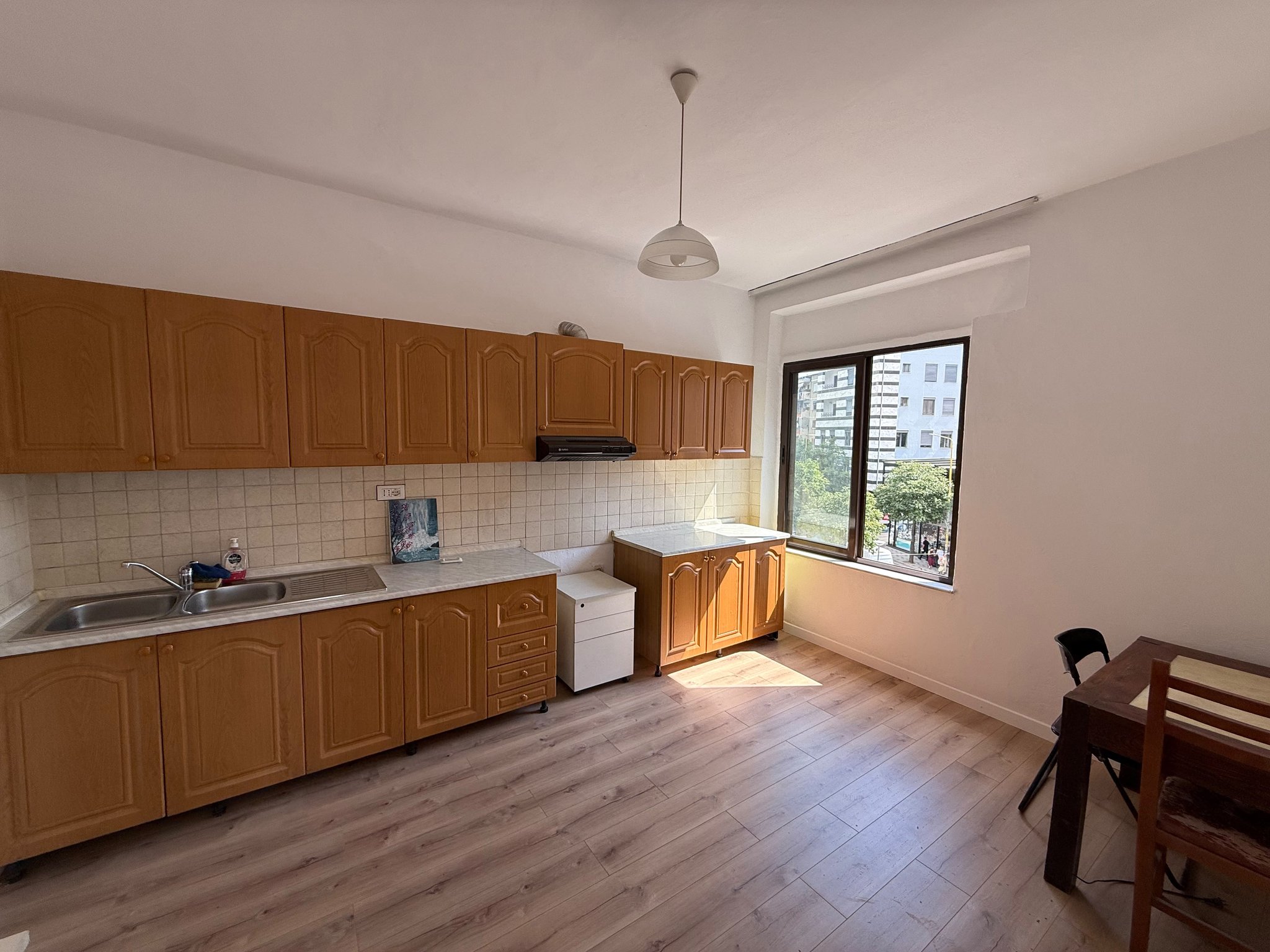 Qira, Ambient Biznesi 3+1+2blk, Rruga e Elbasanit, 800 Euro/muaj Neto