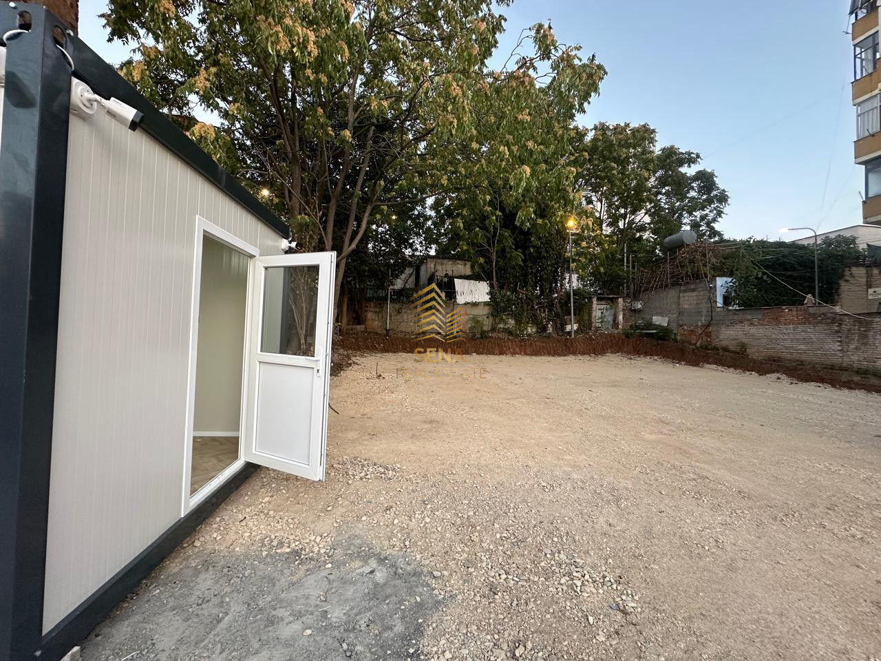 Jepet me qira Toke 900m², Rruga E Dibres -Prane QSUT, 3500 Euro/Muaj